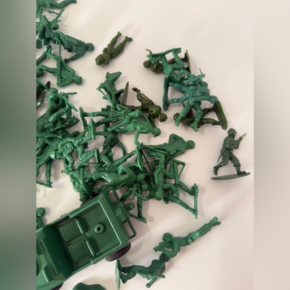Vintage Green ARMY MEN Soldiers Green /light Green Mix 61 Piece 55 Men - Picture 3 of 8